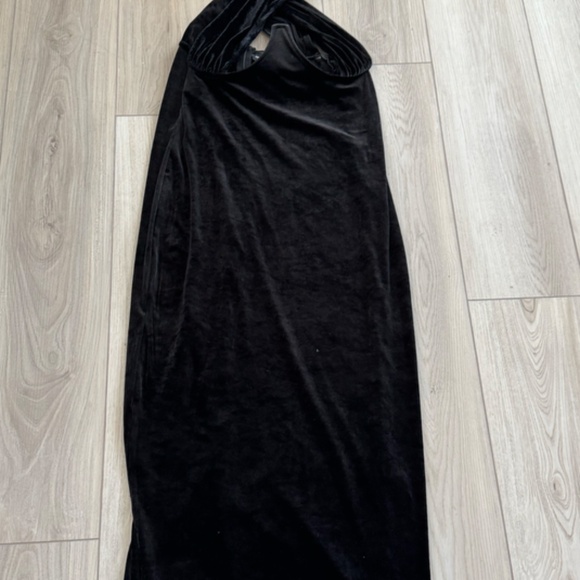 Plus Black Velvet Underwired Cross Front Midi Dress - Picture 2 of 3